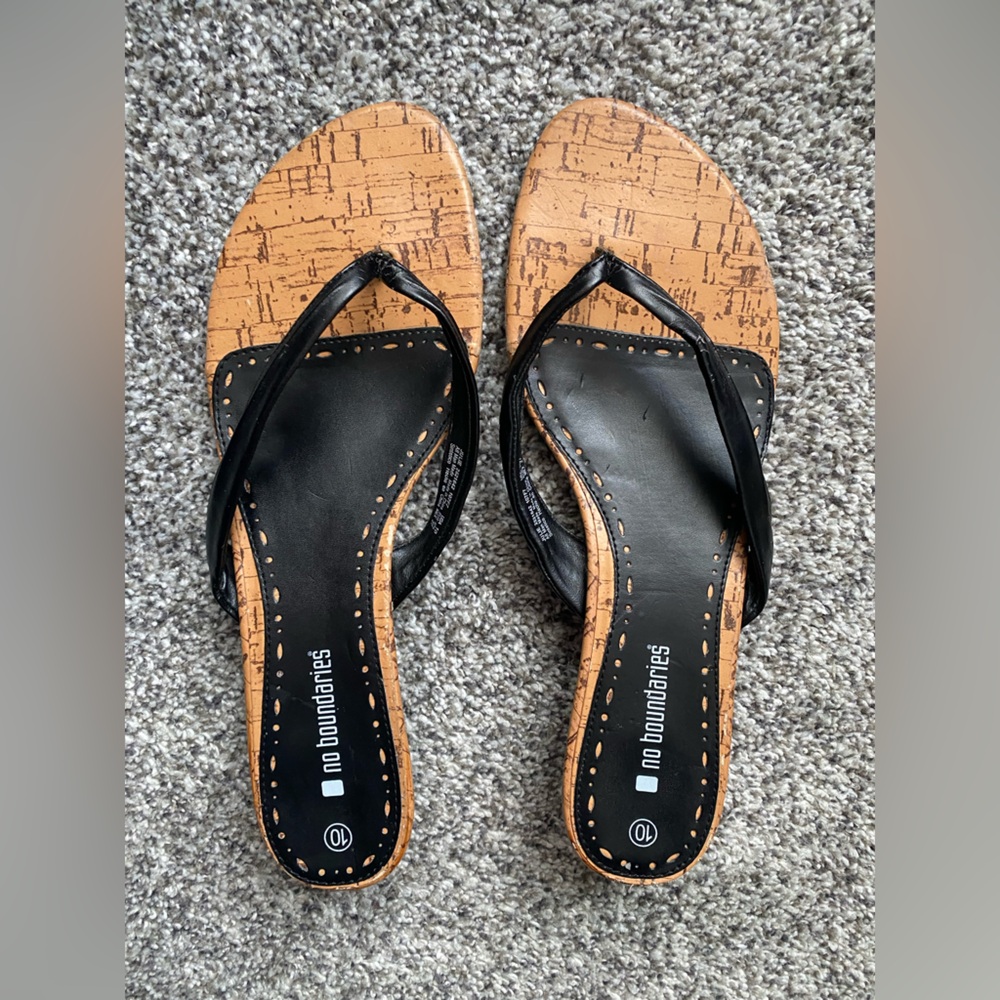 No boundaries brand. Size 10. Black/tan dressy flip-flop style heels.
